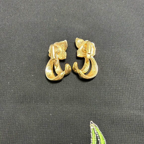 VTG Gold Tone Metal and Pink Enamel Flower clip on earrings. Unbranded. Pretty!! - Picture 3 of 7